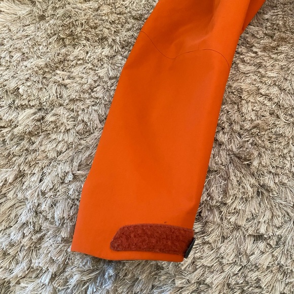 SOLD Arc’teryx Rare GORETEX XL Hard Shell Jacket - Picture 11 of 15